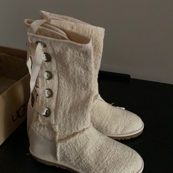 UGG Shoes - BRAND NEW Ugg Heirloom Lace Up Boots (size 7)